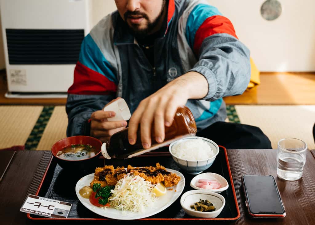 Hernán comiendo su delicioso plato