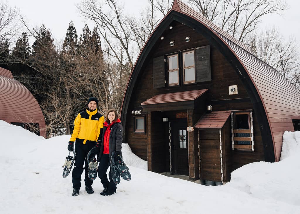Hernán y Maria delante de una de las cabañas que se pueden alquilar