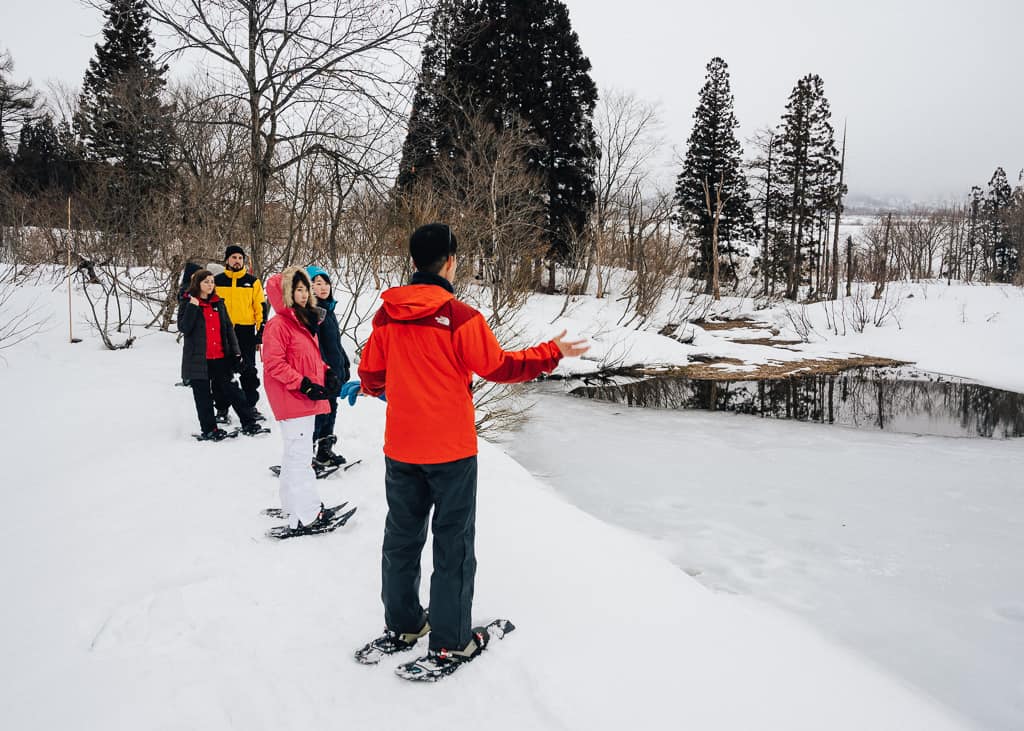 Mirando el lago artificial