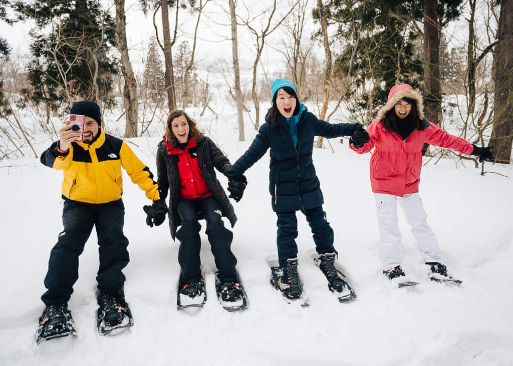 Cayendo encima de la nieve