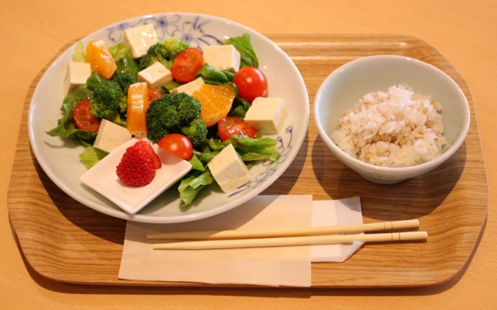 La comida consiste en productos locales de Toon, Ehime