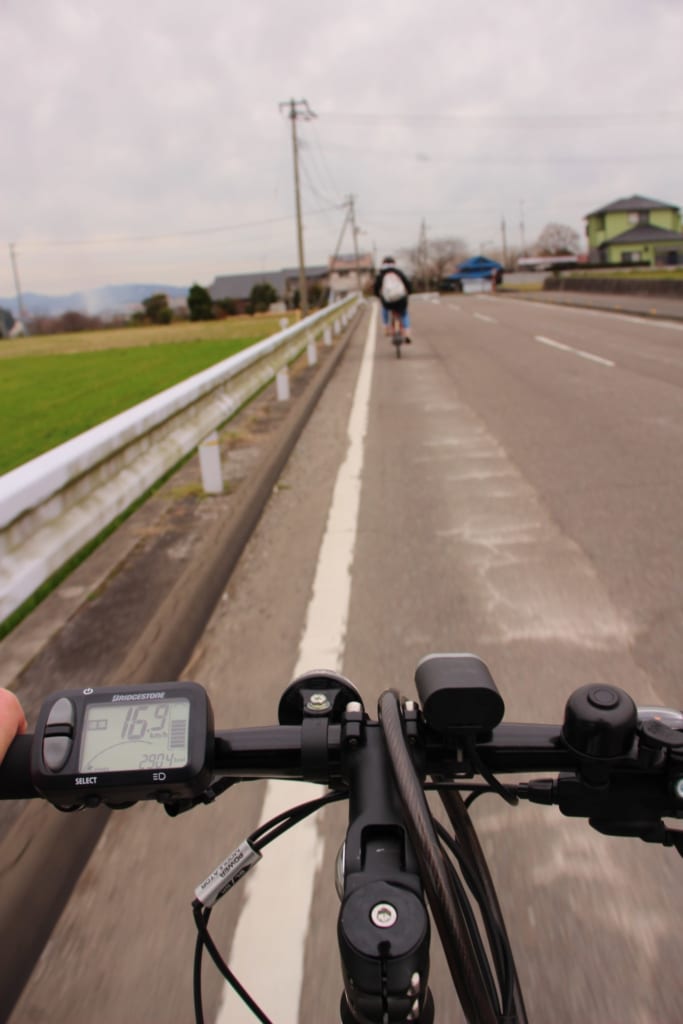 Visitando la ciudad de Toon city e-bike.