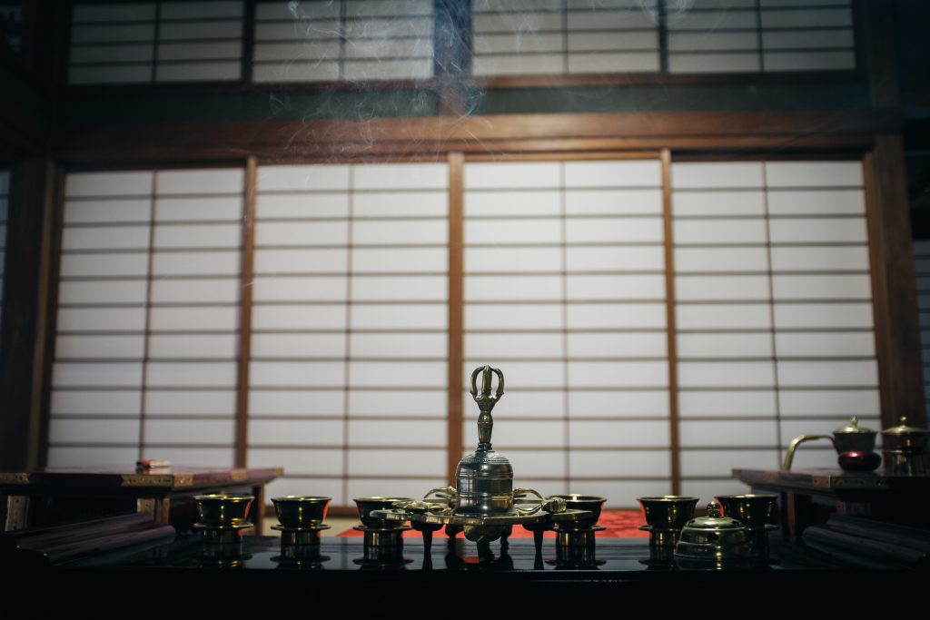 Incenso quemando en el Templo Nisseki, Toyama.