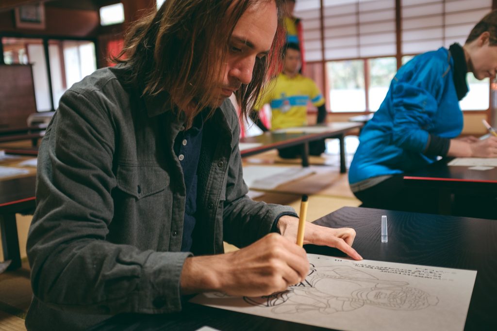 Dibujo meditativo en el Templo Nisseki, Toyama.
