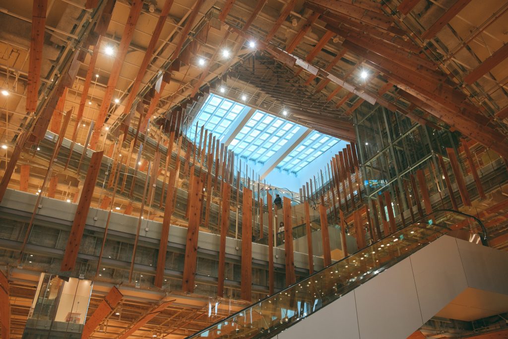El interior del Toyama Glass Art Museum.