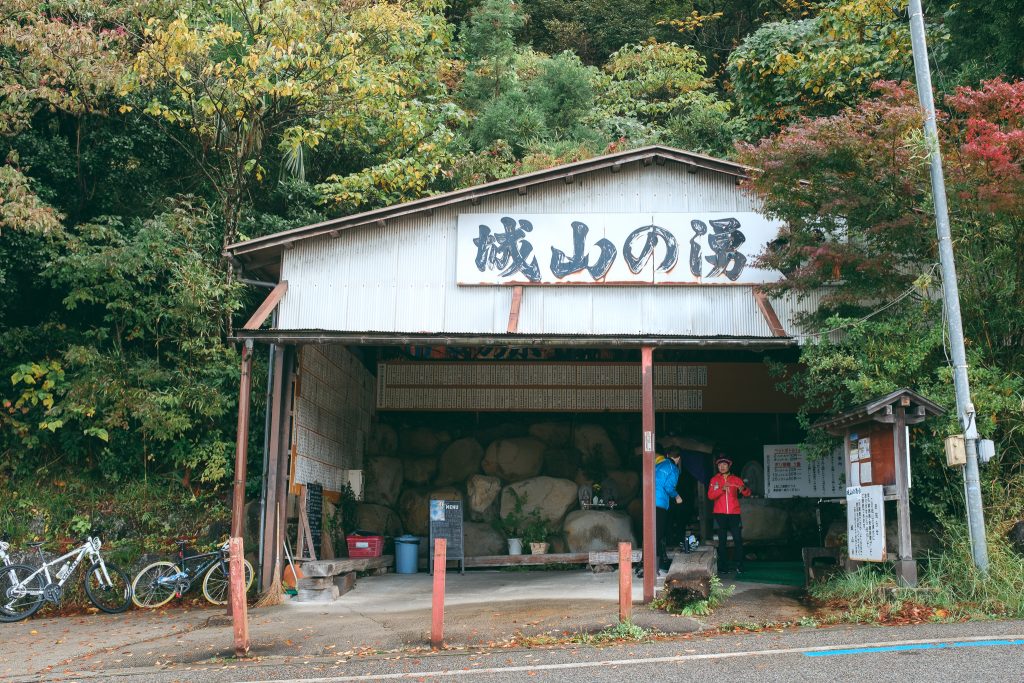 Agua pura y fresca de camino al Templo Nisseki, Toyama.