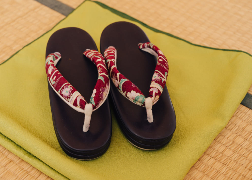 Zori - nunca puedes llevar zapatos de pasear encima de un tatami.