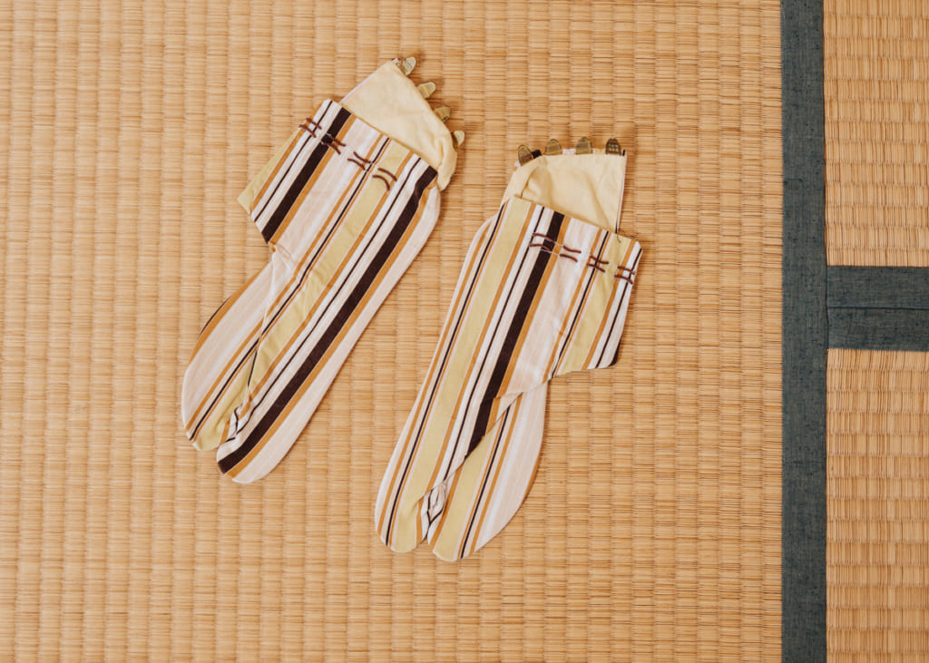 Unos tabis modernos con rallas.