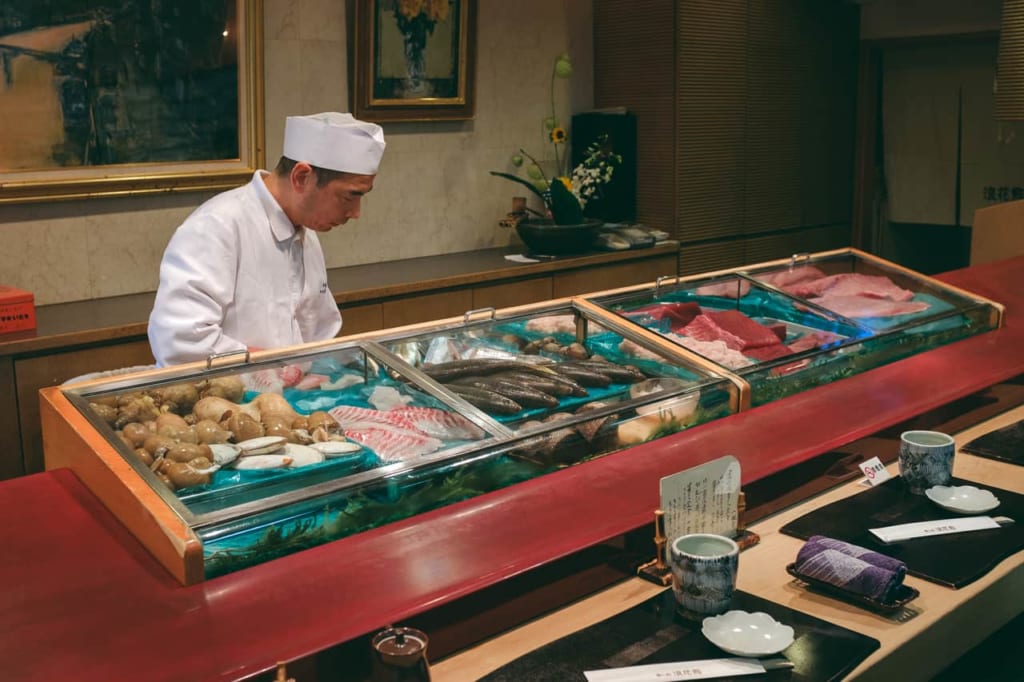 El chef preparando sushi con el pescado de temporada.