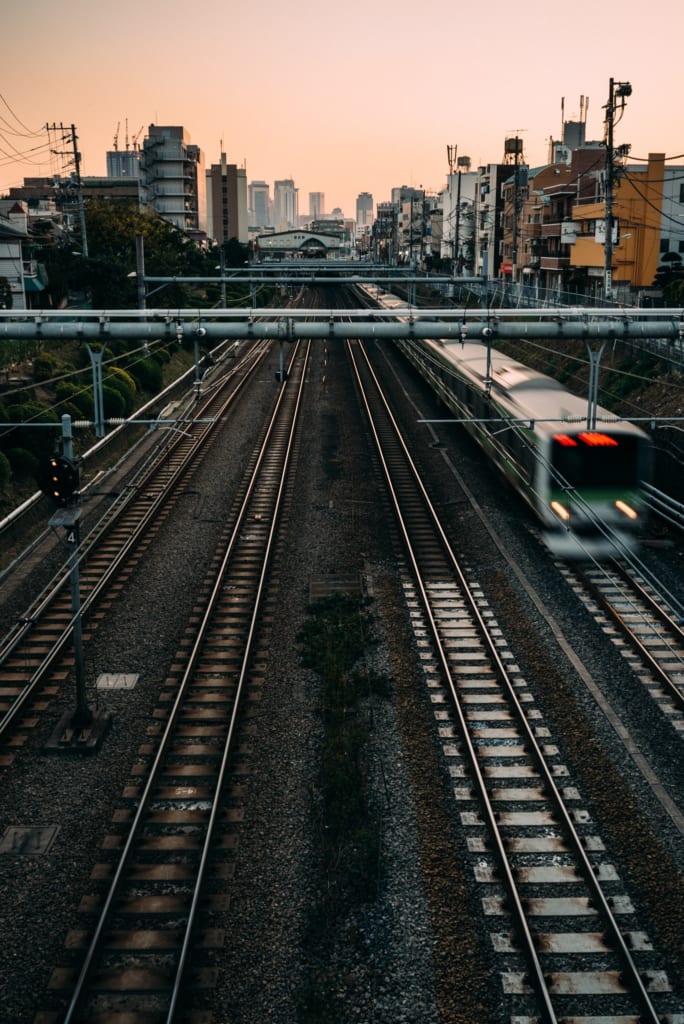 tren yamanote line al atardecer