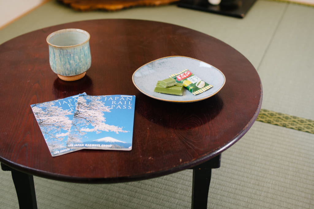 Japan Rail Pass en una mesa en una habitación de tatami