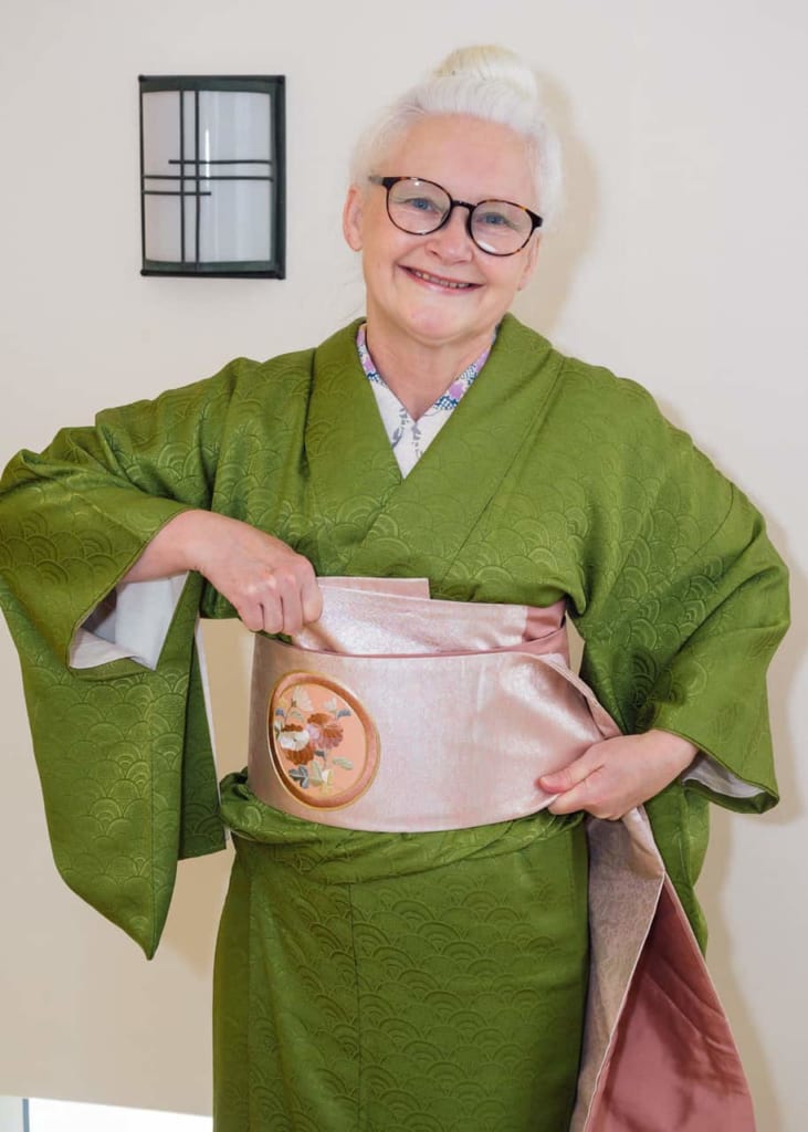 Sheila tirando del obi para que quede bien sujeto.