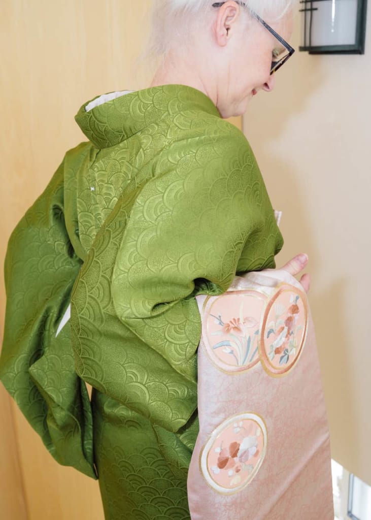 Sostén el Nagoya obi con tu mano derecha