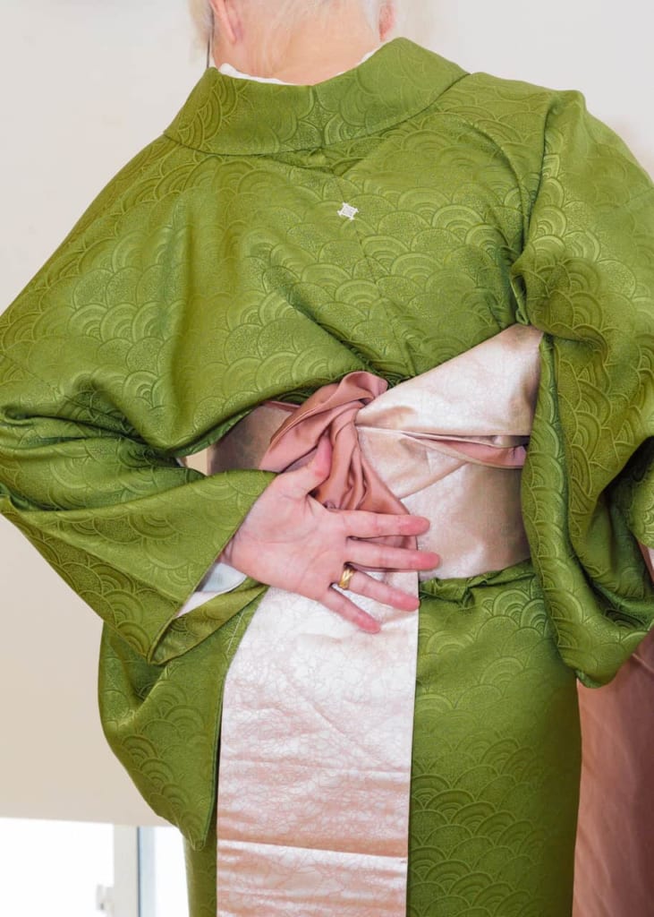 Sostén el Nagoya obi con la mano izquierda