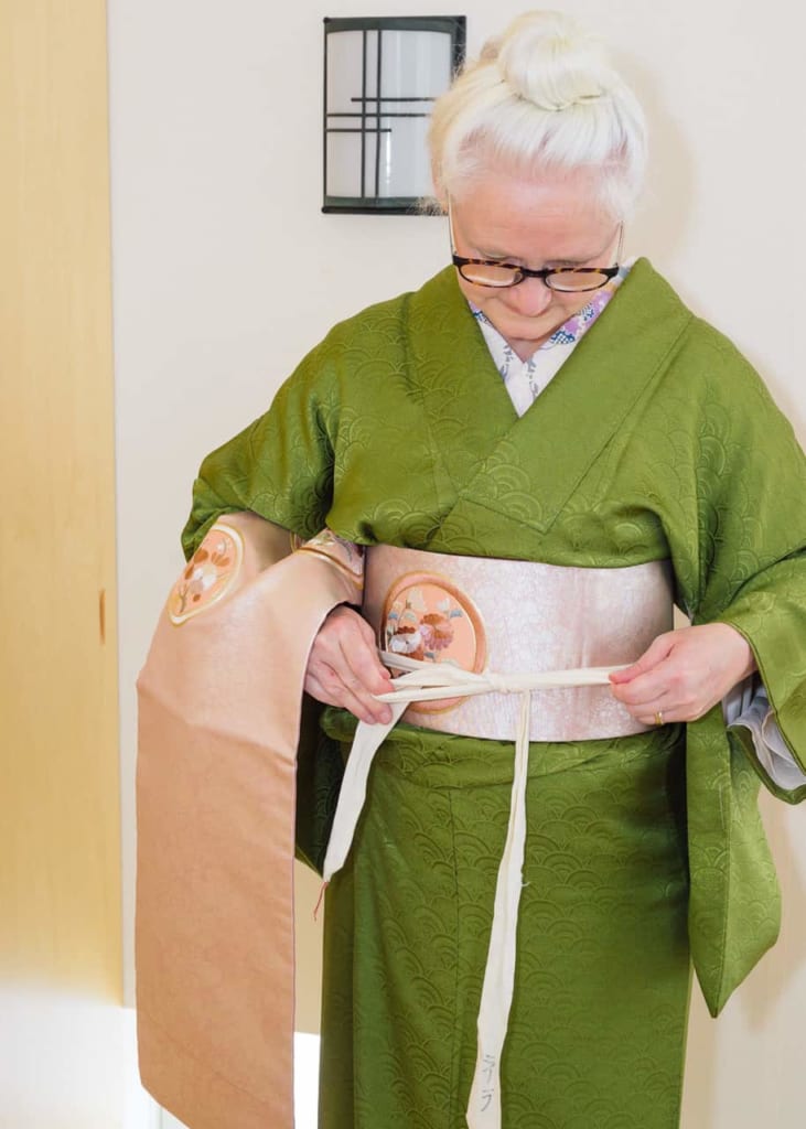 Ata el koshi-himo alrededor de tu Nagoya obi