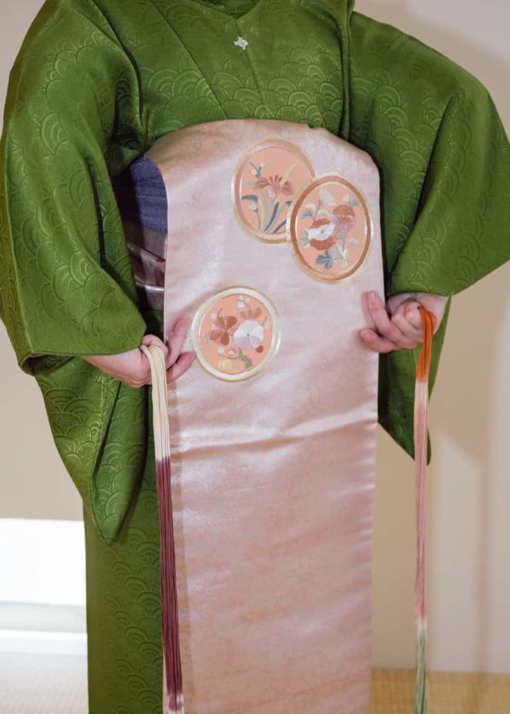 Mide la longitud del obi.