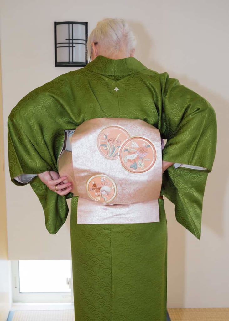 Poniendo el trozo de obi restante debajo de tu Nagoya Obi.