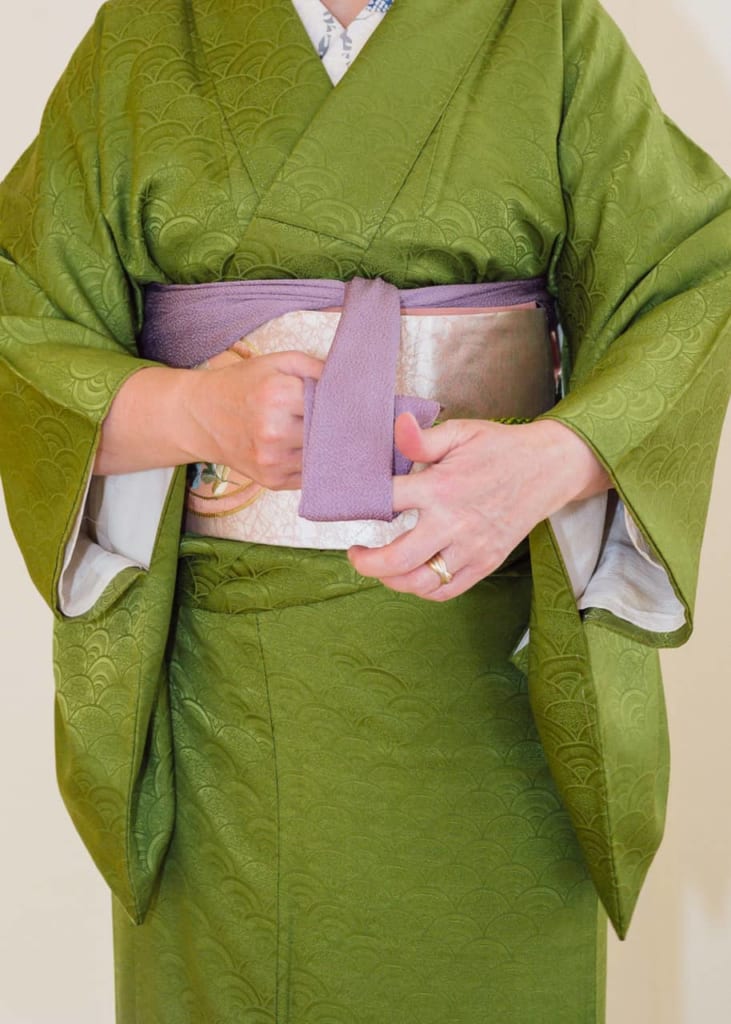 Enrrolla el exceso del obiage.