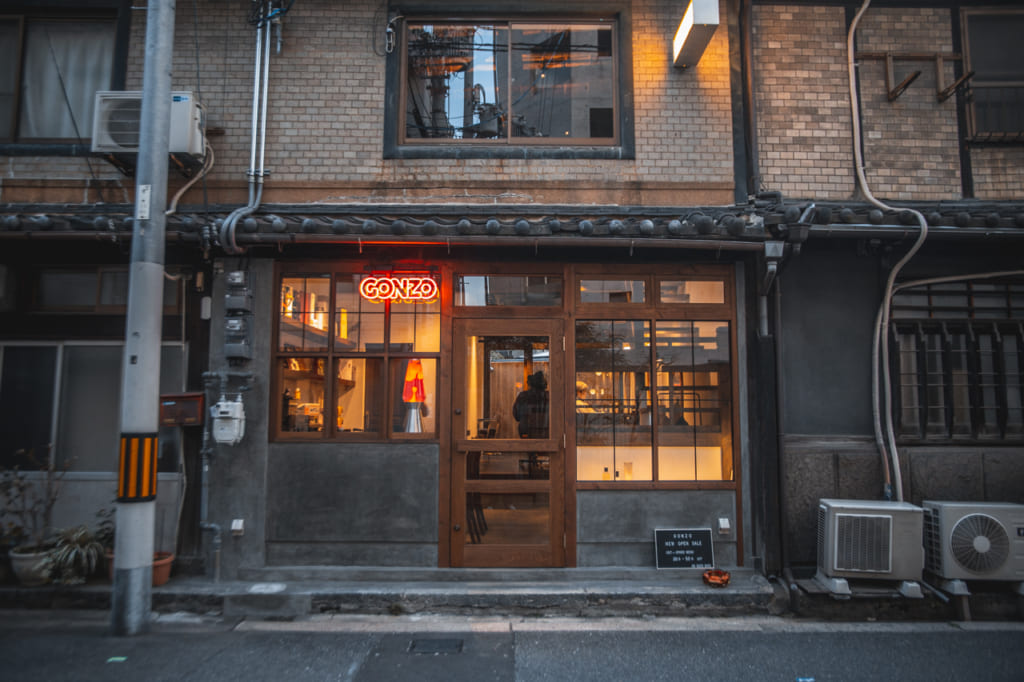tienda en edificio antiguo en Nakazakicho