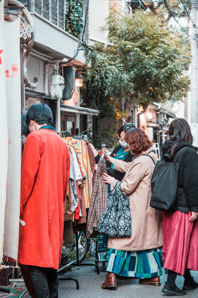 Personas mirando ropa usada