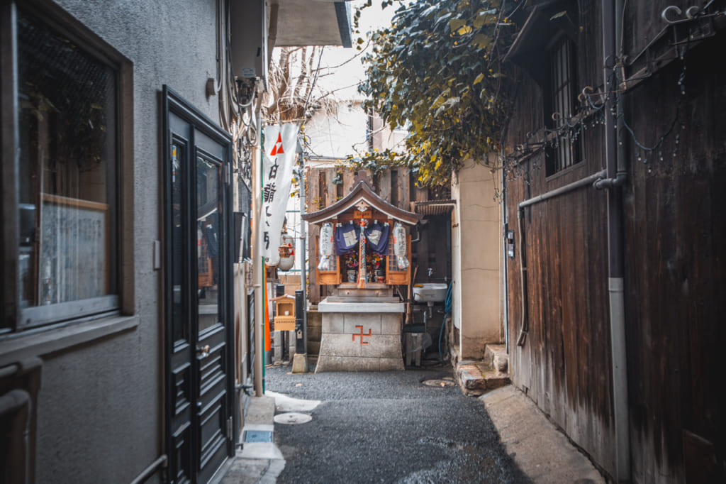 callejón que lleva al santuario Hakuryu Okami