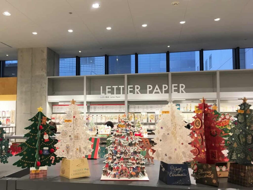 Decoración navideña en Loft, Tokio, Japón