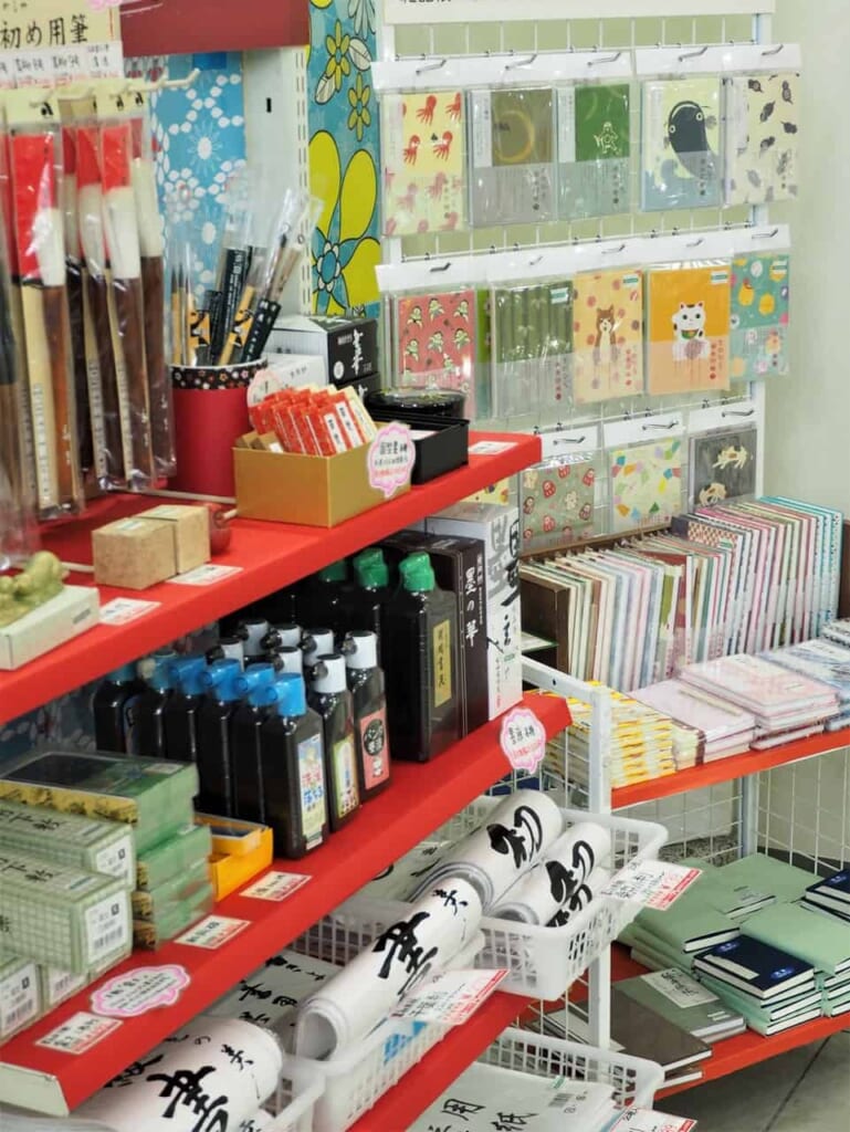 Varios productos en Sekaido, Tokio, Japón