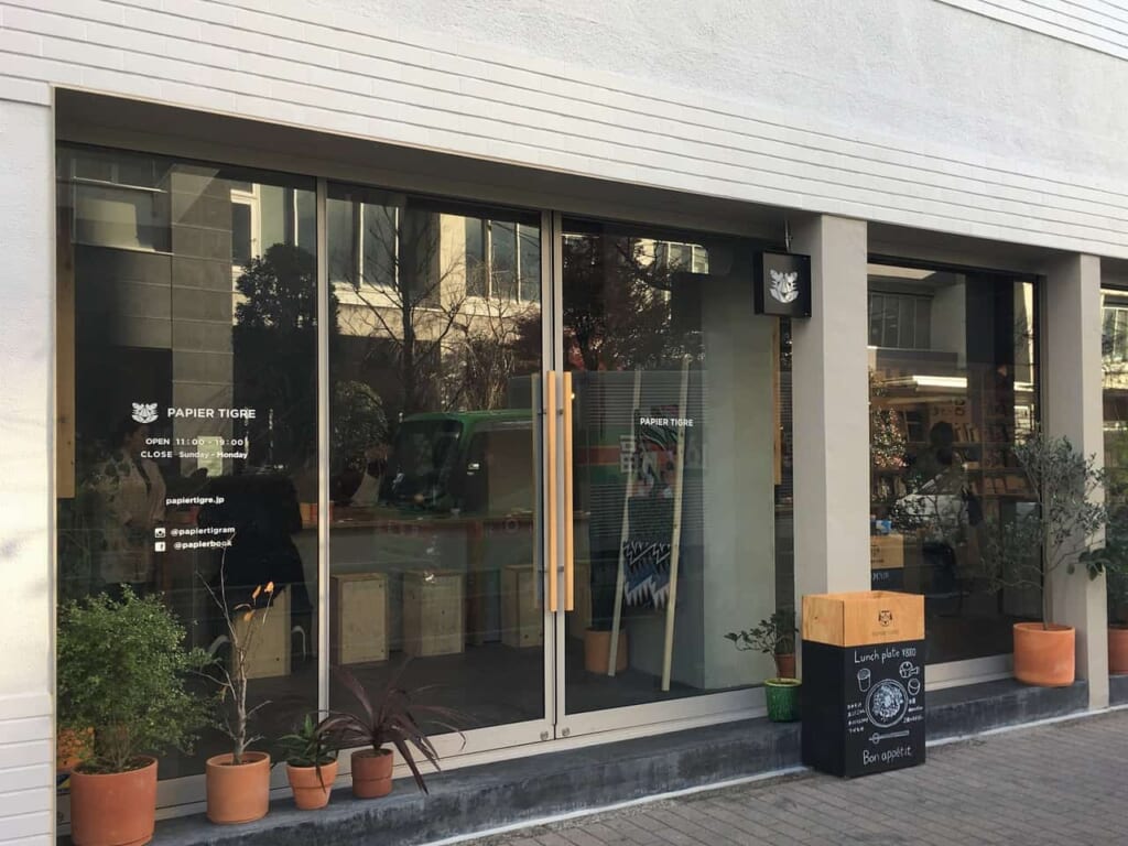 El exterior de Papier Tigre, Tokio, Japón