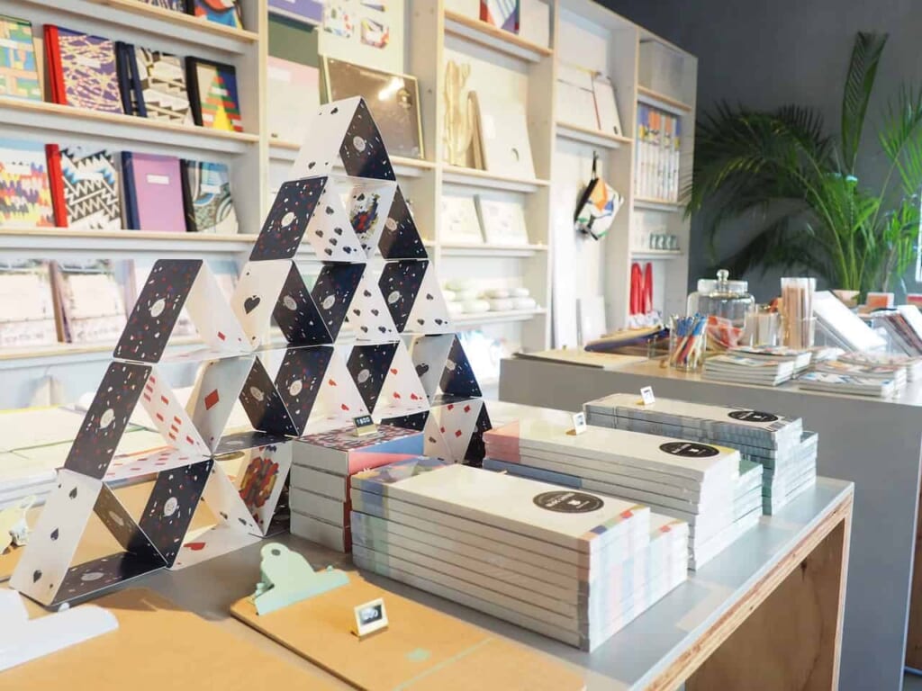 Decoraciones entre los objetos en Papier Tigre, Tokio, Japón