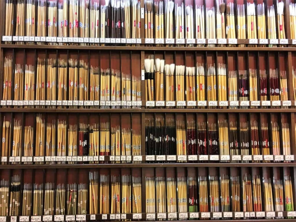 Muchos pinceles en Kyukyodo, Tokio, Japón