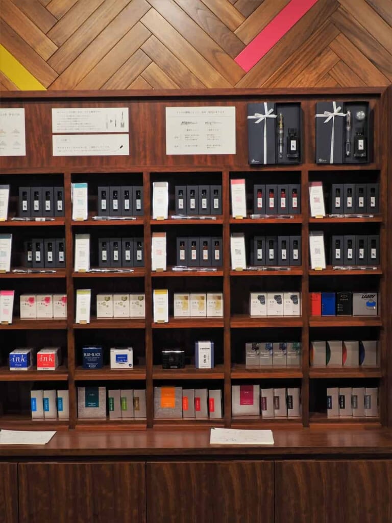 Tintas en la tienda, Tokio, Japón