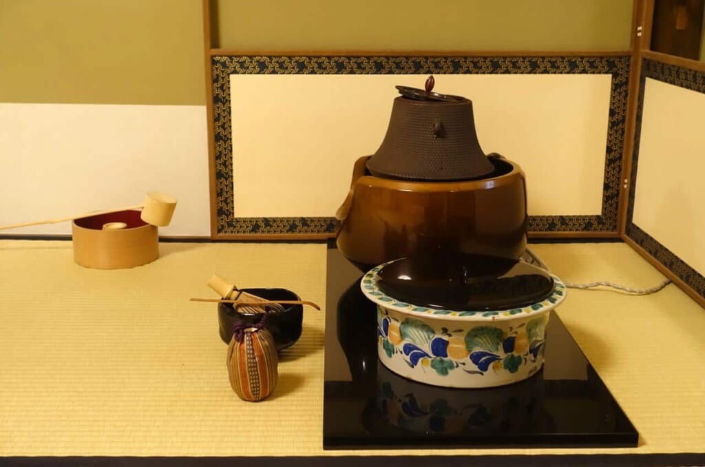 Los varios utensilios de la ceremonia del té japonesa en Tokio