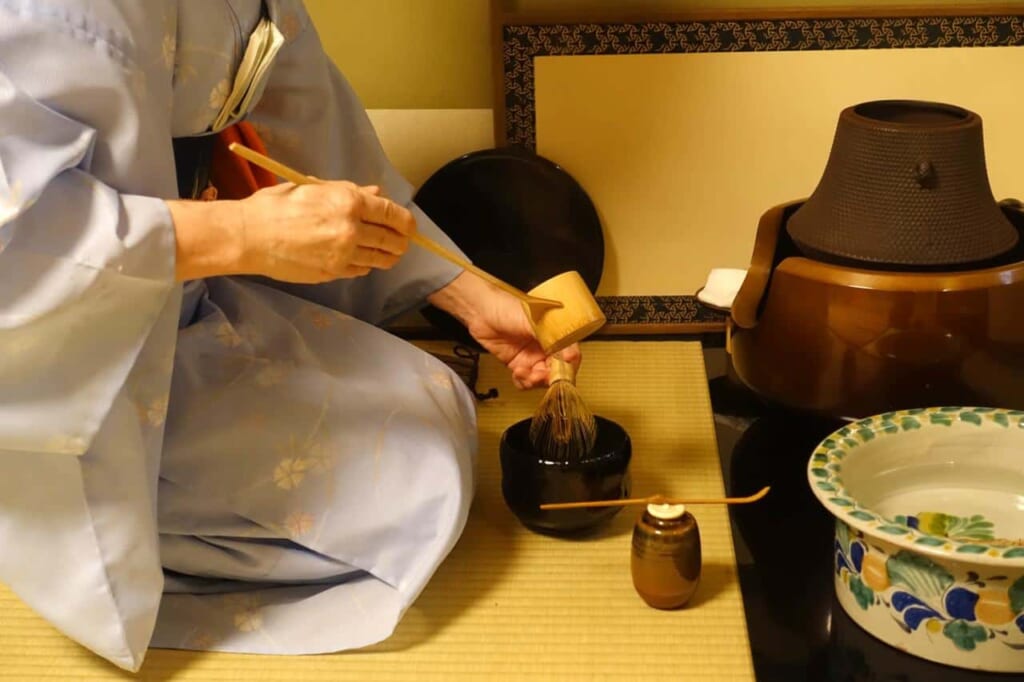 Uno de los meticulosos pasos para preparar el té durante una ceremonia japonesa del té
