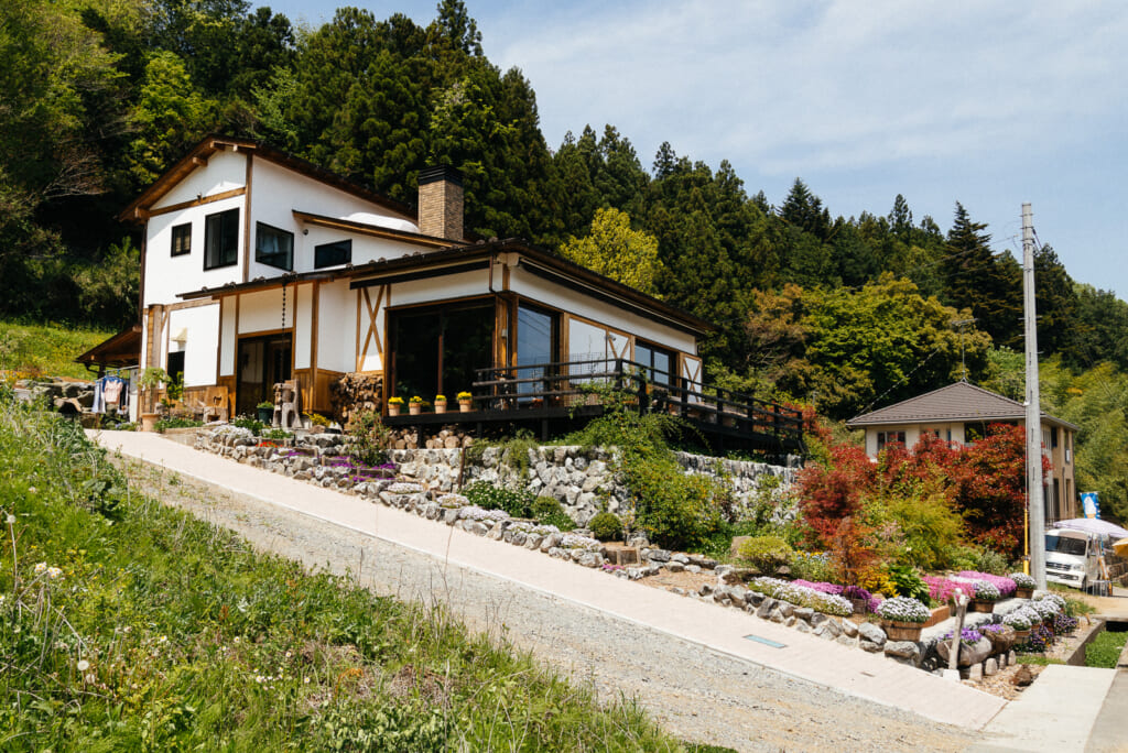 Los paisajes entre el Hitsujiyama Park y la estación de Yokose