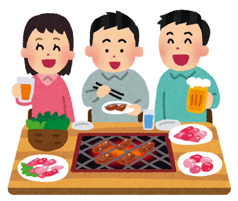 Gente comiendo junta alrededor de una mesa con yakiniku