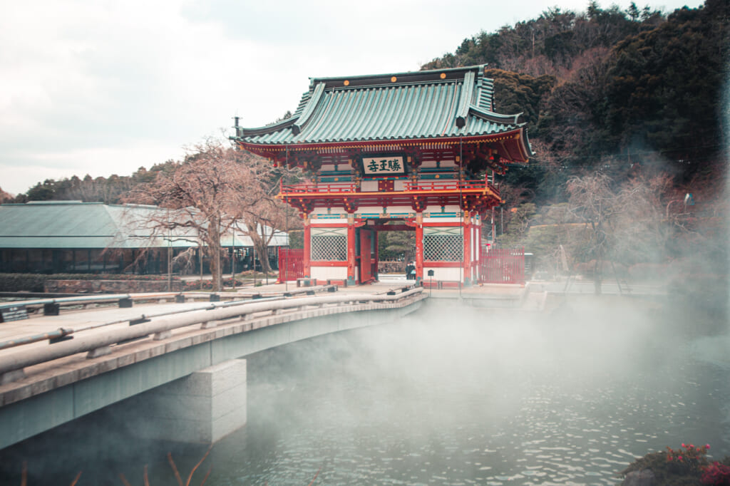 vapor saliendo del agua del lago del templo Katsuo ji