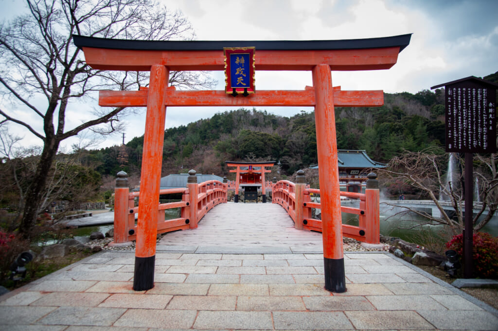 torii del santuario benzaiten del templo Katsuo ji