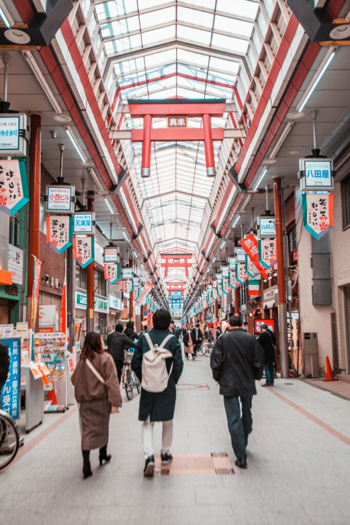 Adornos de torii en Tenjinbashisuji