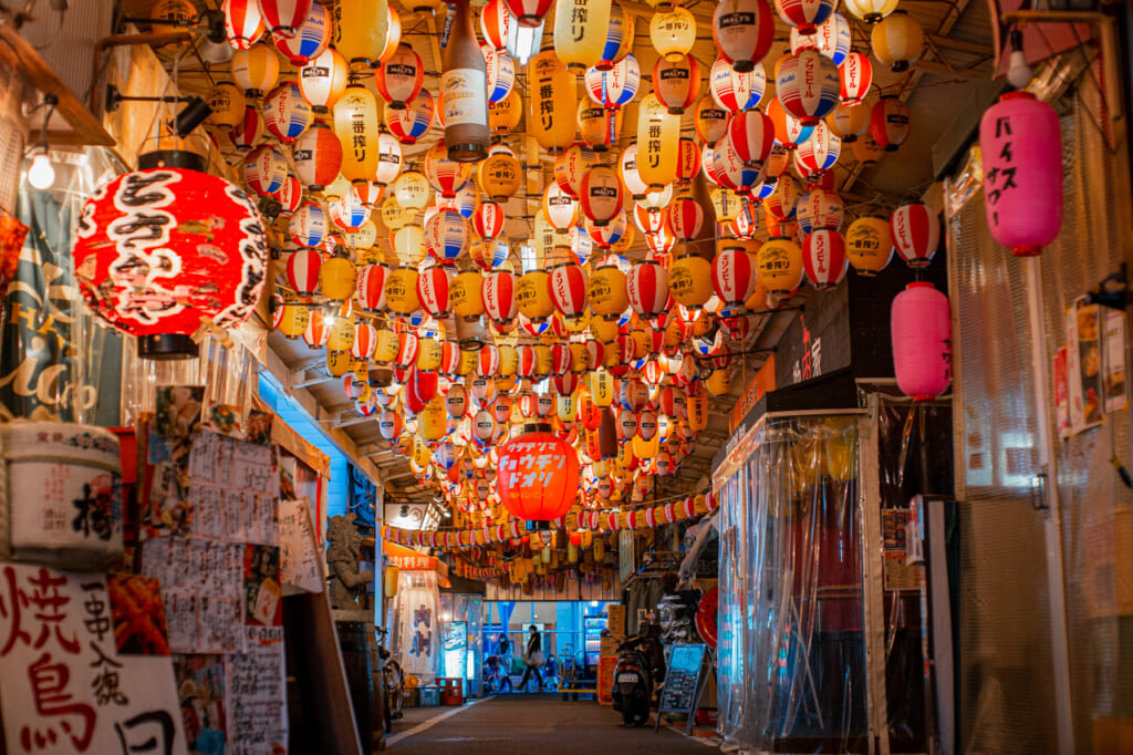 callejón lleno de farolillos iluminados en Tenma