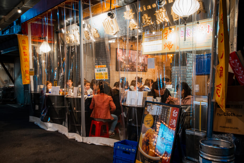 personas disfrutando del ambiente de un bar en Tenma