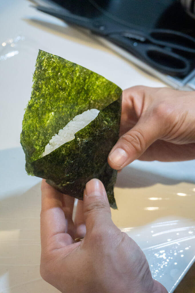 Envolviendo el onigiri con el nori
