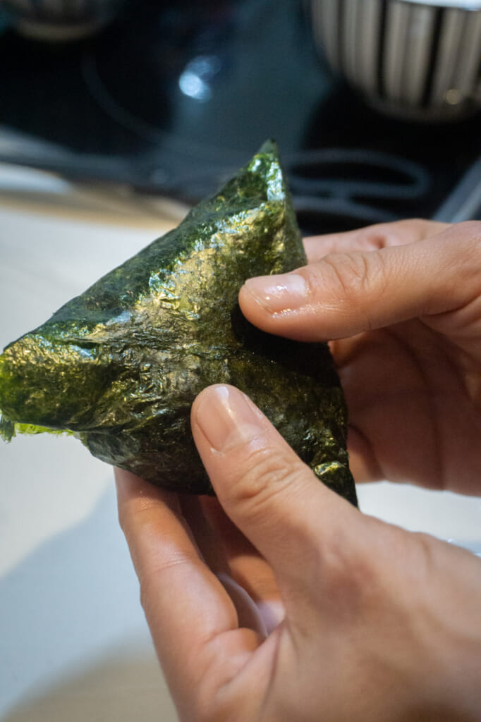 Envolviendo el onigiri con el nori