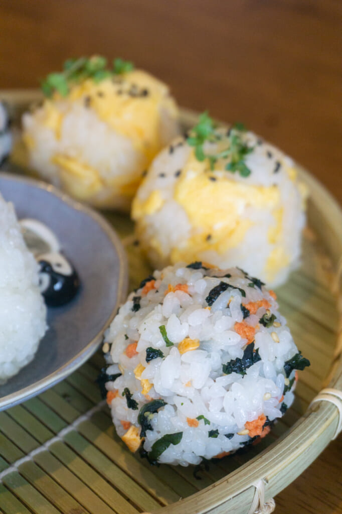 Onigiris con alimentos distintos a los tradicionales