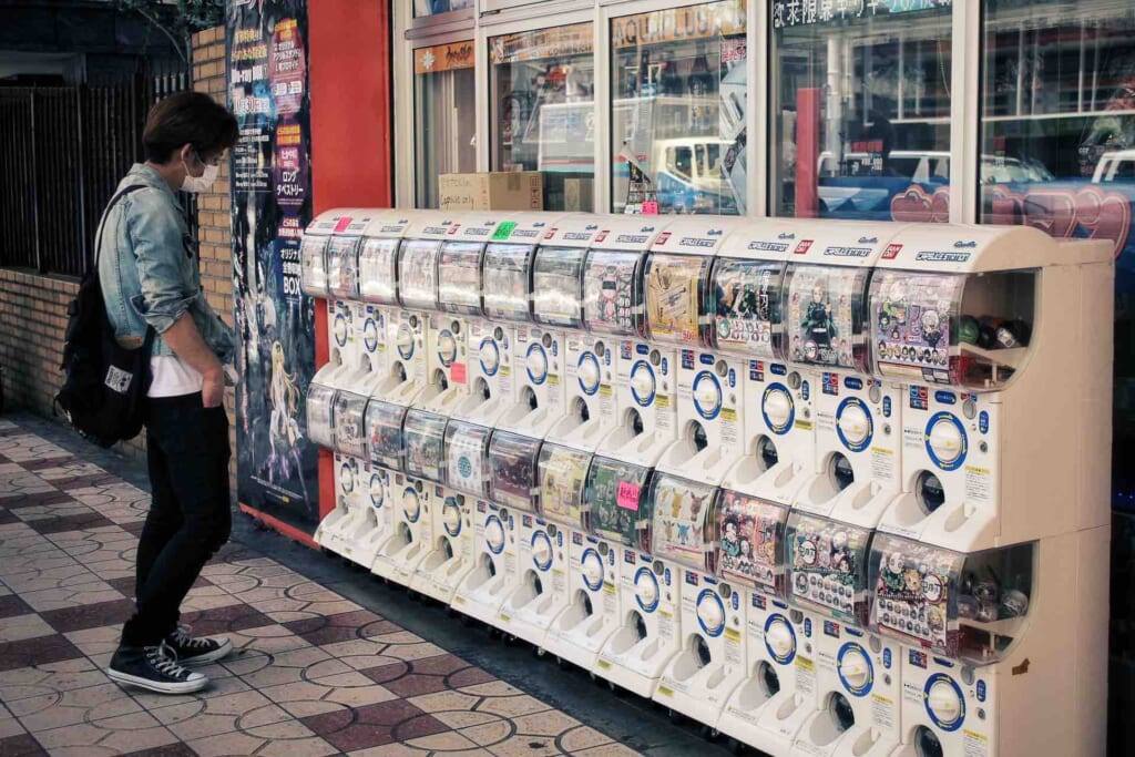 Chico eligiendo el gachapon