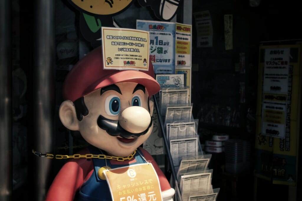Un mario en un escaparate
