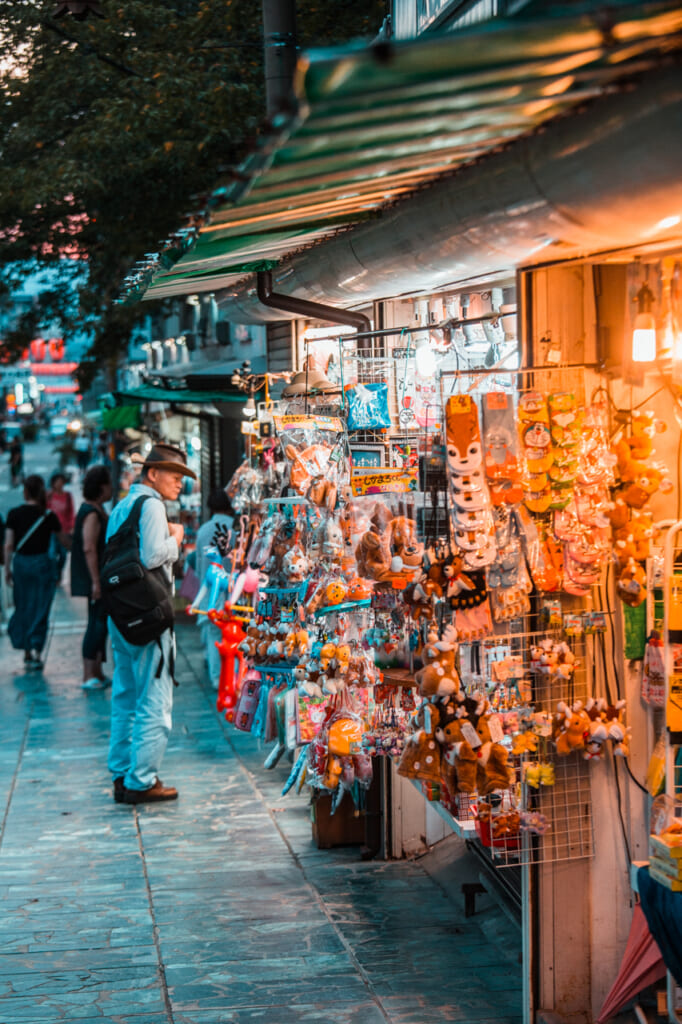 personas mirando puestos de souvenirs en nara