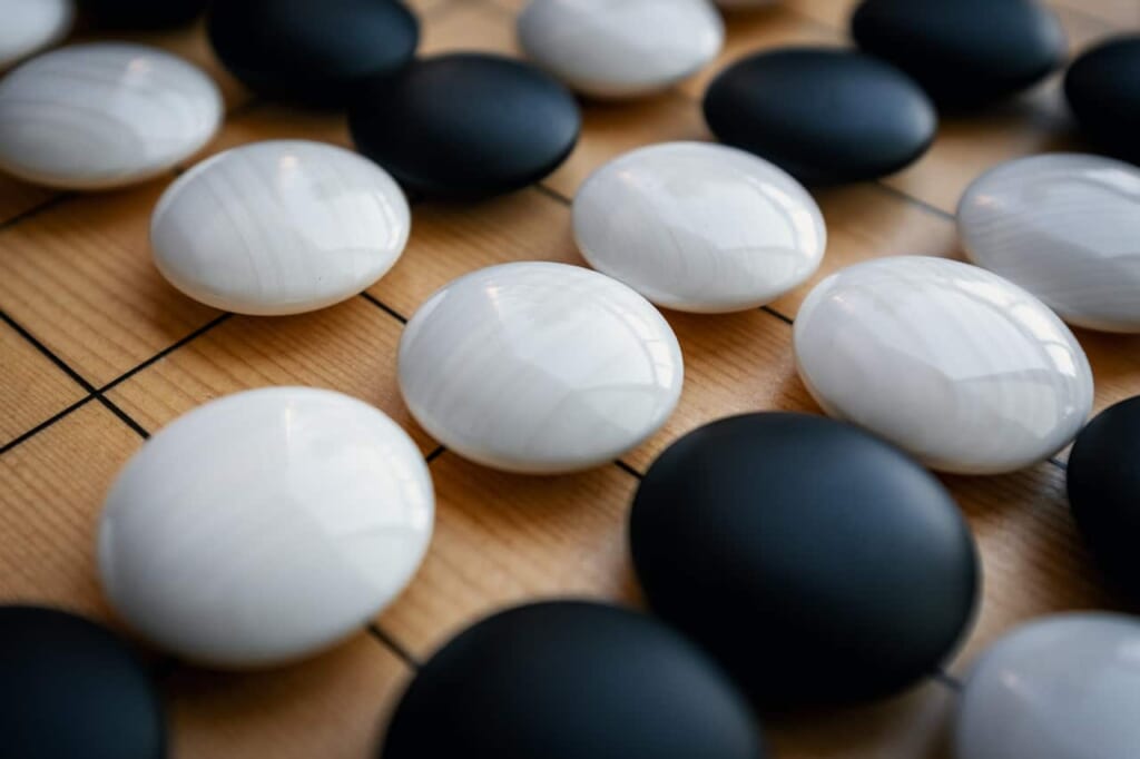 Fichas del Go, blancas y negras