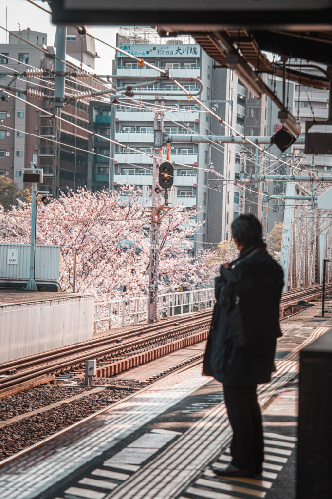 persona esperando el tren en la estación de sakuranomiya