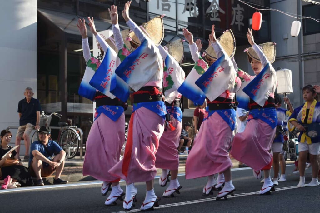 Bailarinas del Awa Odori de Yamato