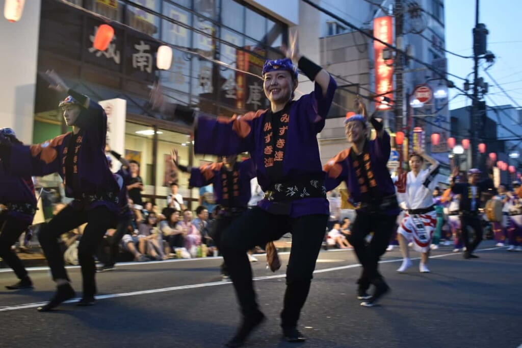 Japoneses bailando durante el Awa Odori de Yamato